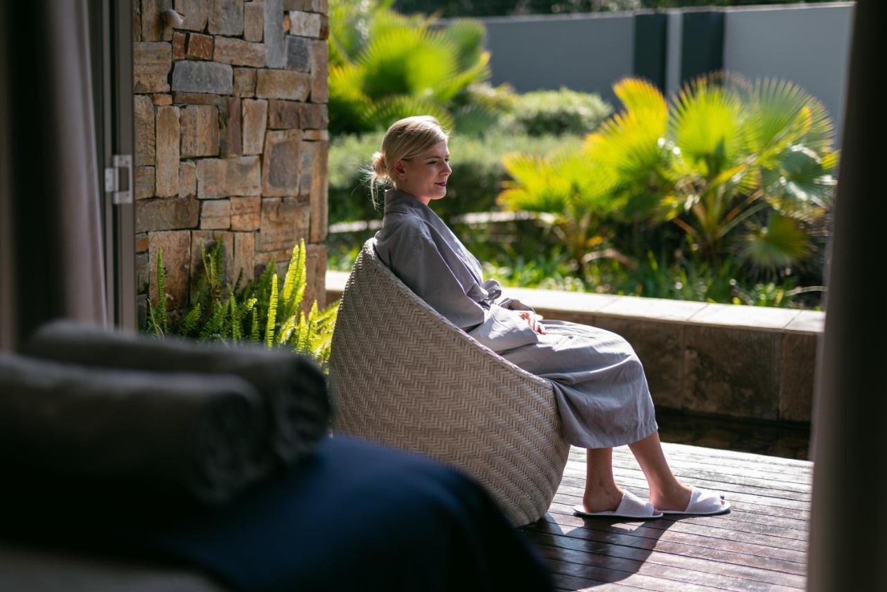 Seven Villa Hotel & Spa Johannesburgo Exterior foto A woman wearing a bathrobe