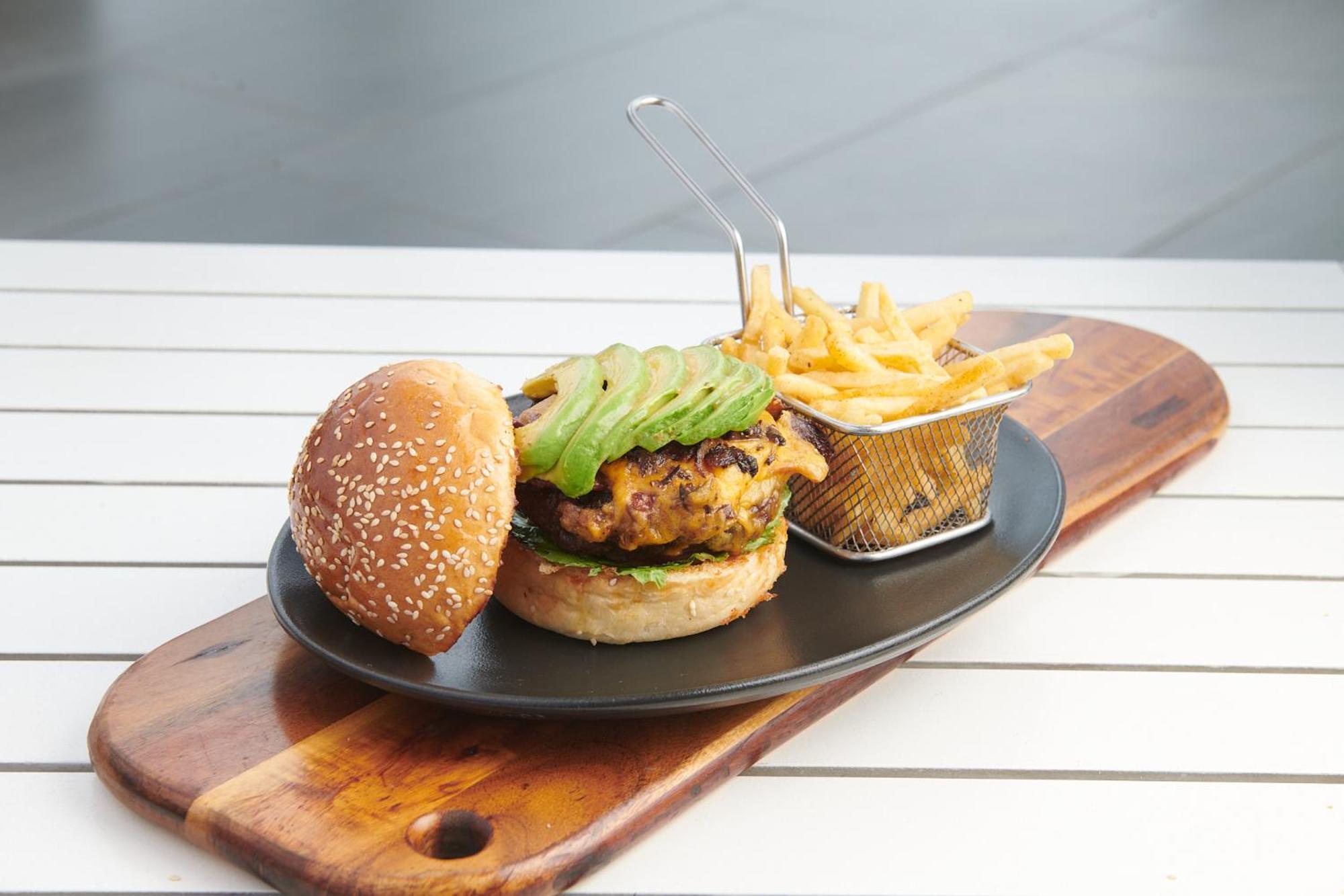 Seven Villa Hotel & Spa Johannesburgo Exterior foto A vegan burger with avocado and chips