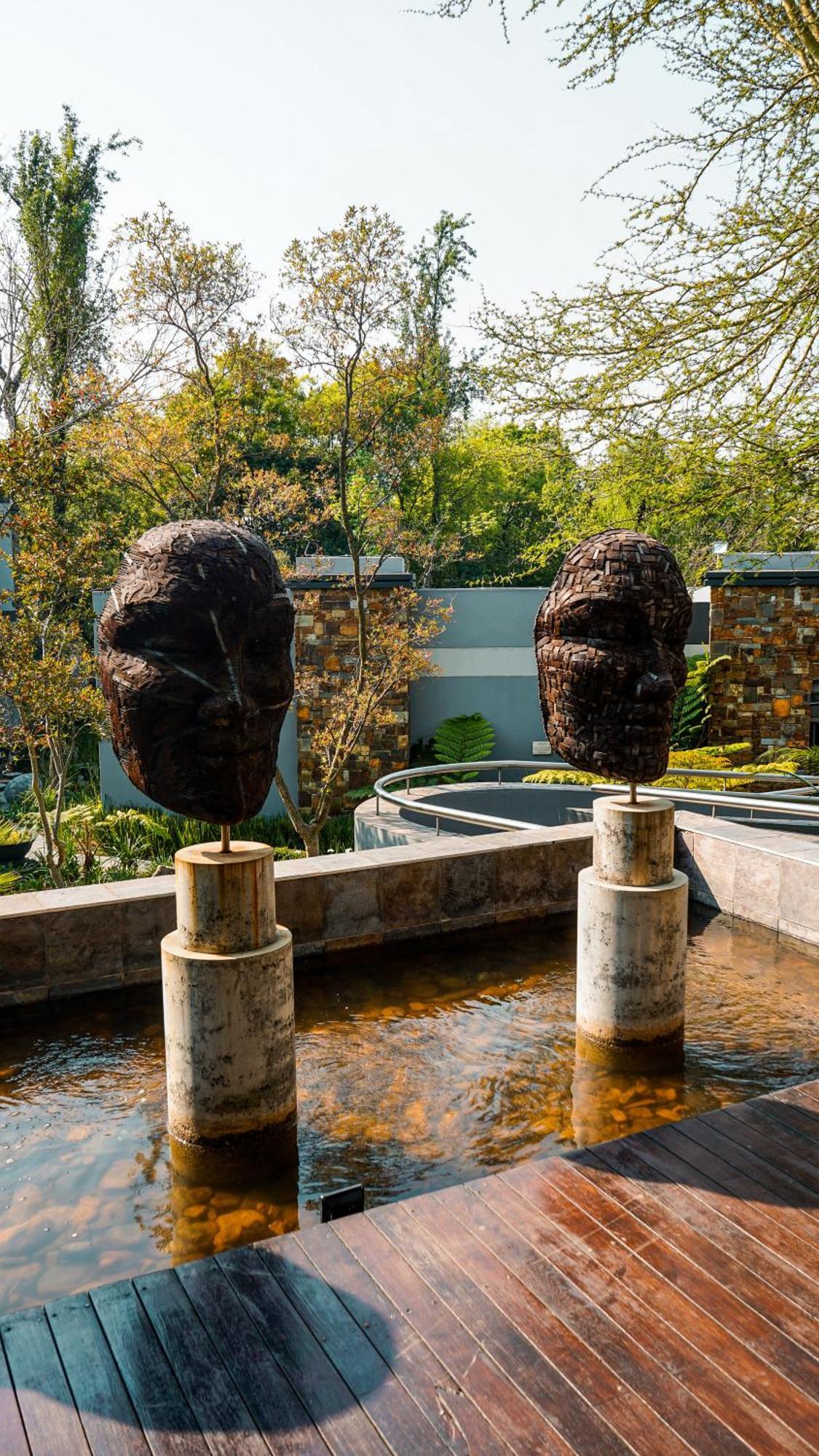 Seven Villa Hotel & Spa Johannesburgo Exterior foto The sculpture "The Two" by artist Mark Rothko